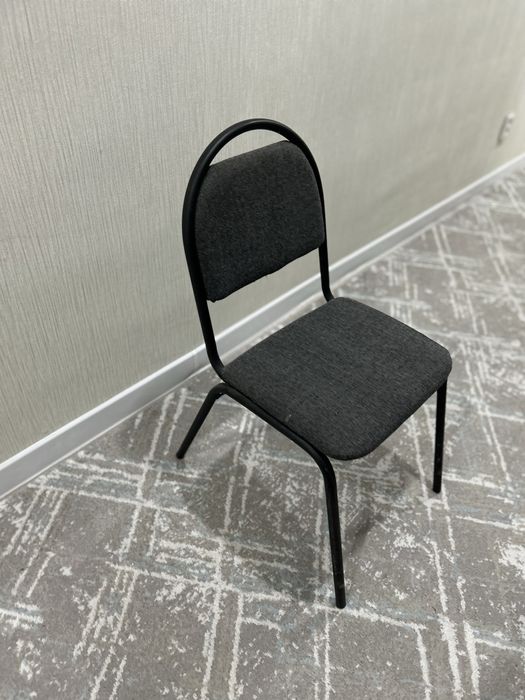 Офисные стулья в количестве 6 штук