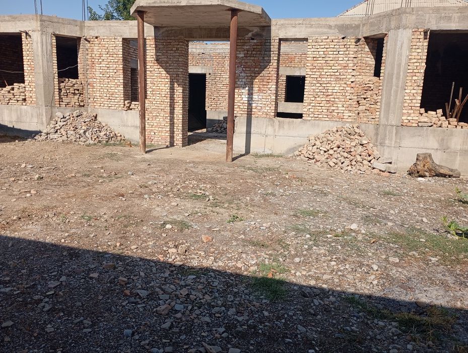 Guliston shahari Barahayot ko'chasi  Boy mahallda 7 xonali 2 qavat