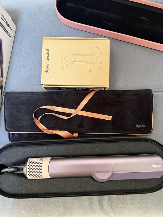 Dyson Airstrait jusper plum.