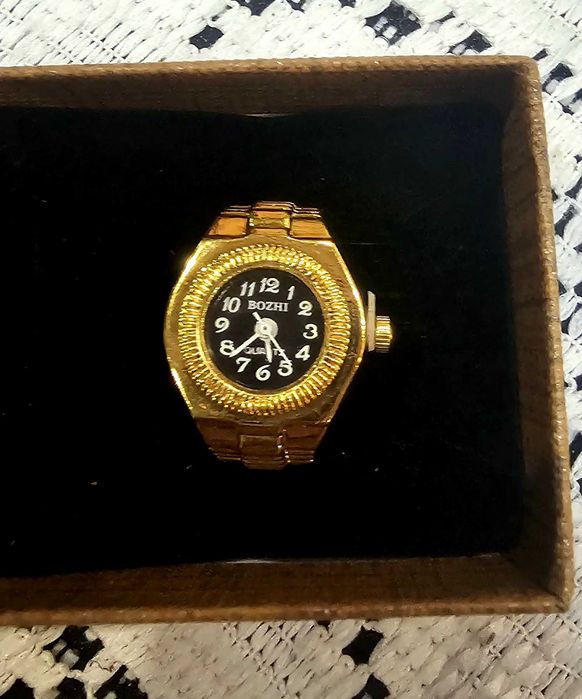 Дамски пръстен-часовник