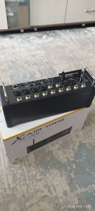 Продам микшер behringer x air 12