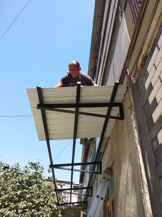 козырьки над окнами и ролики для белья