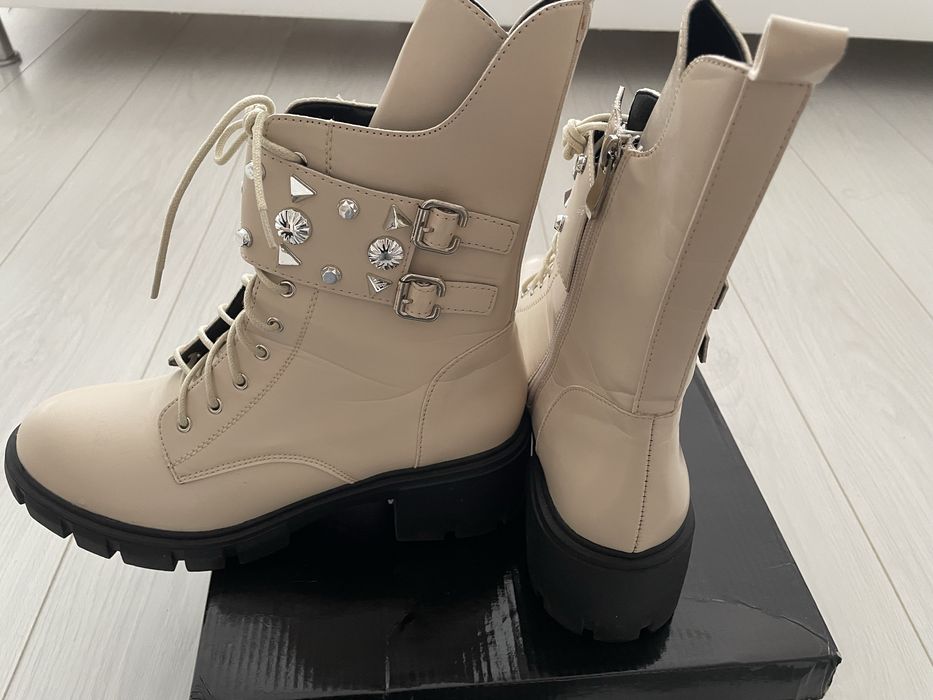 Продавам дамски бежови боти