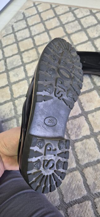 Продам туфли для девочки школьные