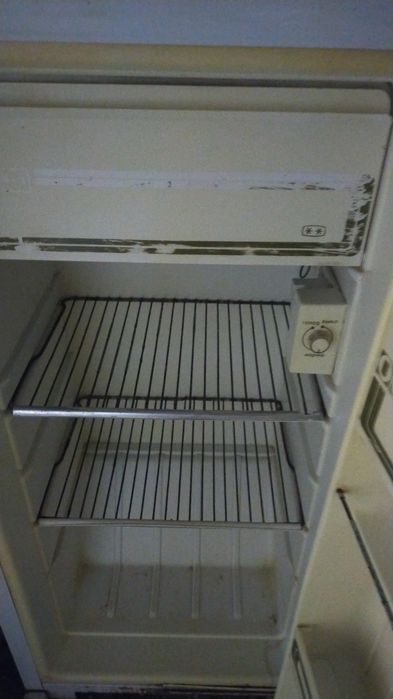 Холодильник старый