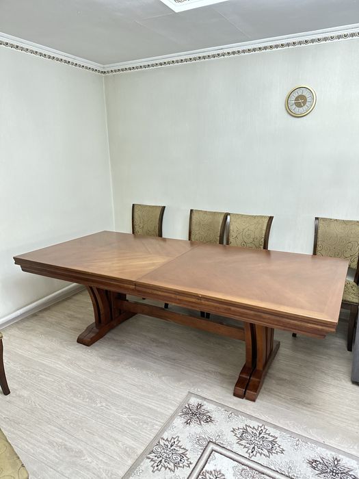 Стол со стульями в гостиную