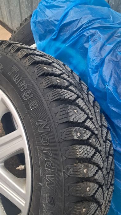 Продам зимние покрышки с дисками  Р 15