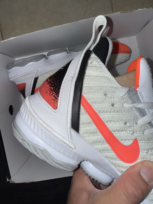 Баскетболни обувки Nike LeBron 16 "Air Tech Challenge Hot Lava White" - размер 44