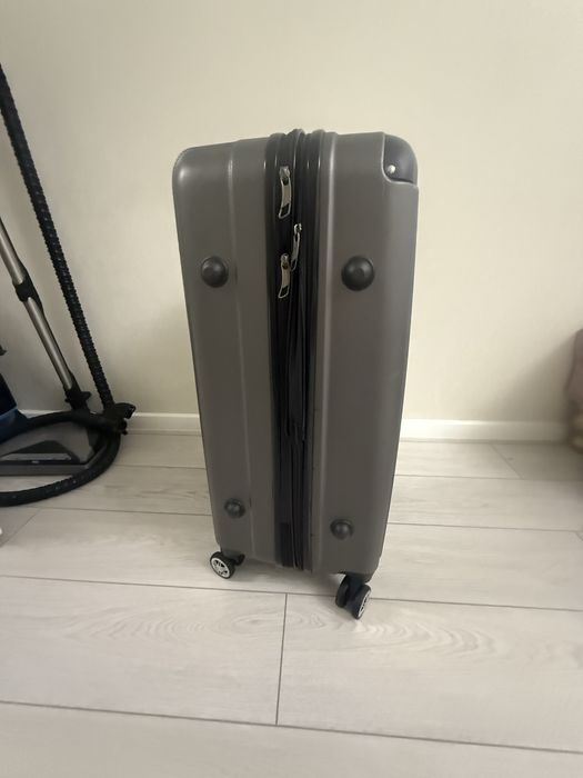 Продам чемодан большой