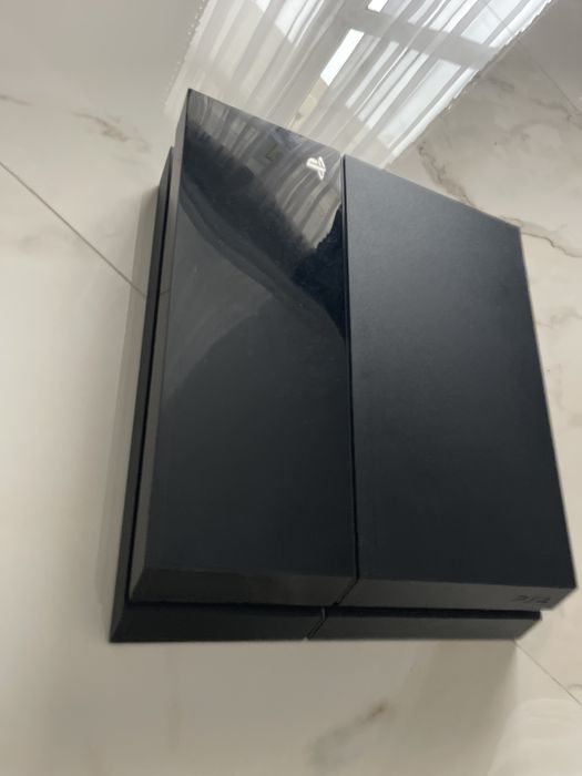 Vand un ps4 va dau telecomandele si cablurile
