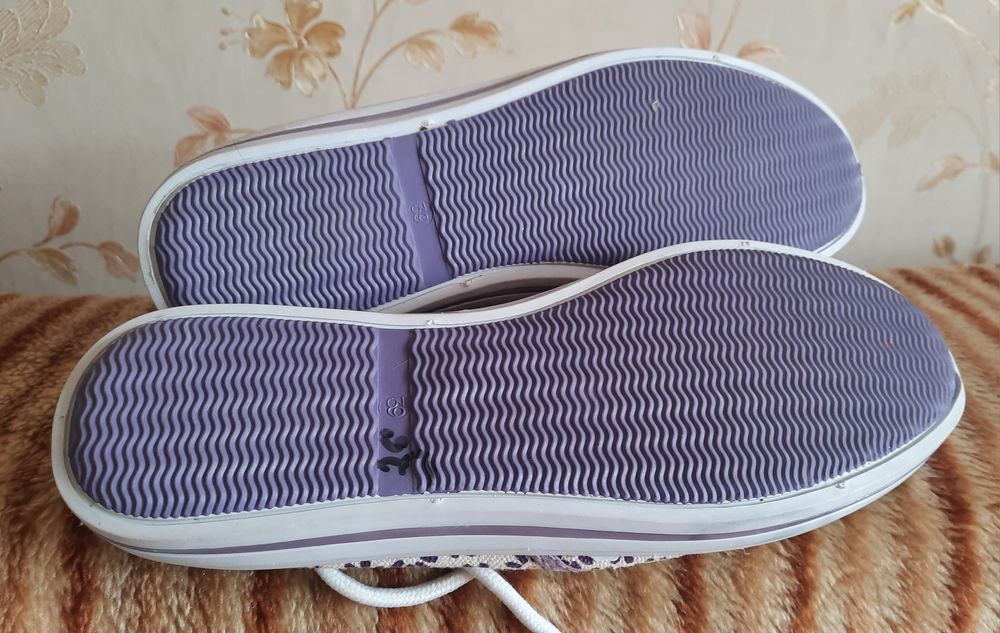 Продам новые   женские кеды.