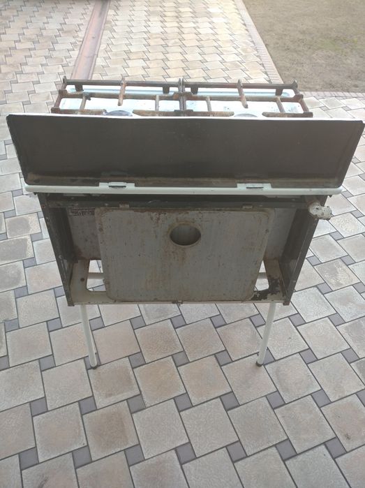 Продам двух камфорную газовую плиту
