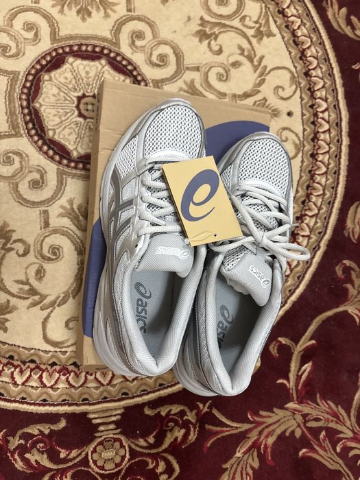 Кроссовки asics.