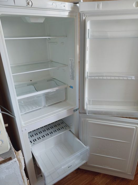 Продаётся холодильник Indesit