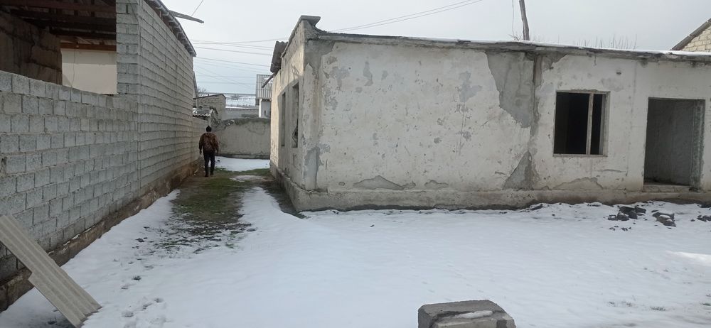 Uy joy sotiladi 5 sutiq oĝil ayvon tandir xona  xonalar  6ta xonalik