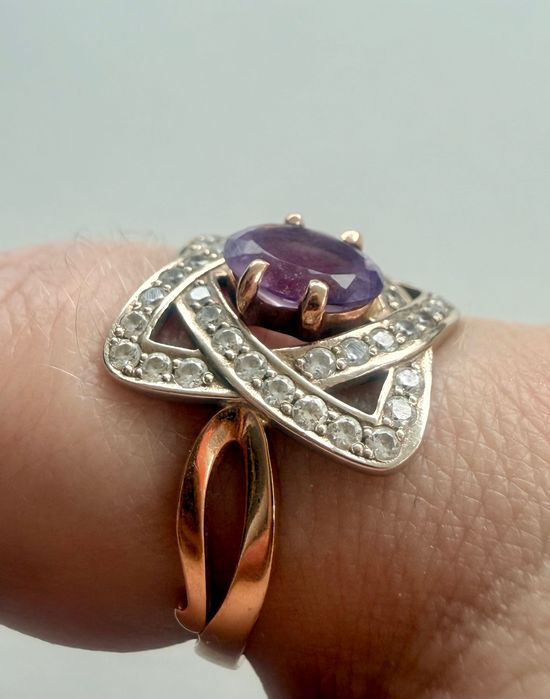 Златен пръстен с лилав аметист и циркони