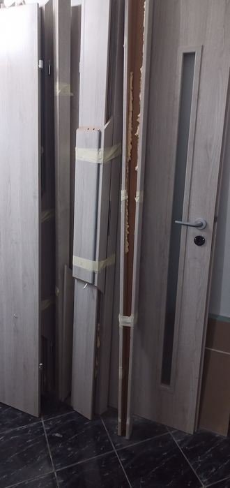 Șase uși pentru interior cu geam mat și toc reglabil,  de calitate sup