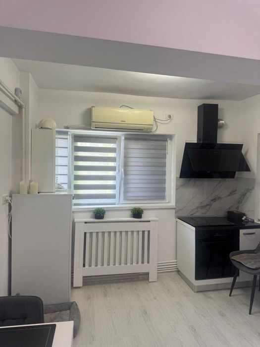 Proprietar, vând apartament cu două camere, decomandat, suprafață 67 mp utili, zona Unirii Nord, bloc C2, la ga magazinul Triton, etaj 7/10,