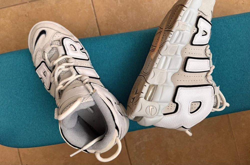 Adidasi NikeVând adidași Nike, mă apasă pe os...