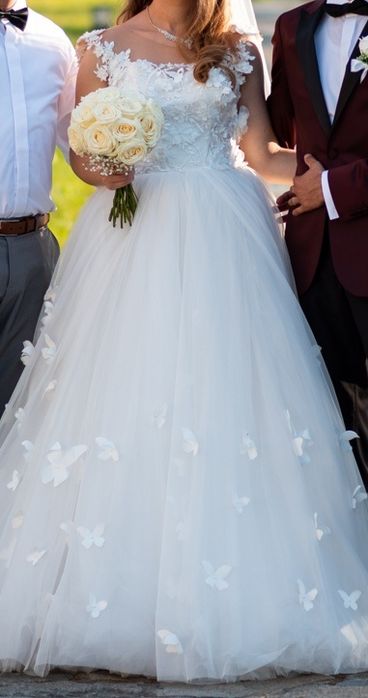 Vând rochie de mireasă tip prințesă, cu fluturași