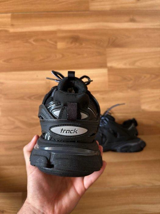 Sneakers Balenciaga cu eticheta (nu Nike, Gucci, Adidas, Balenciaga)