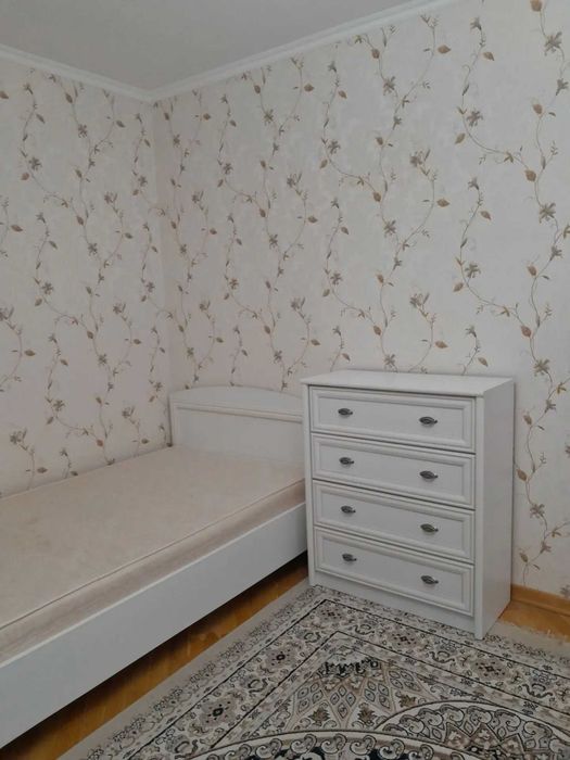 Полутораспальная кровать с комодом