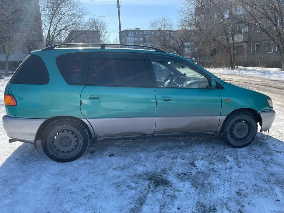 Машина tayota picnic