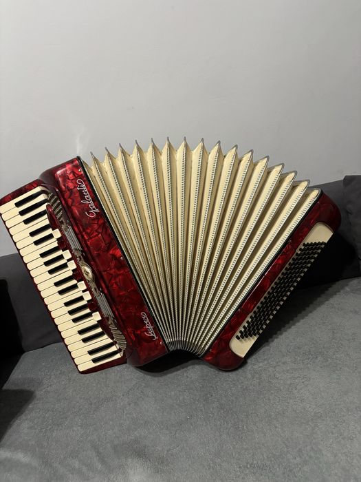 Vând acordeon GALANTI SUPER 120 bași