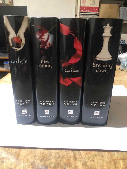 Trilogia : THE TWILIGHT SAGA (Twilight - New Moon - Eclipse - Breaking Dawn) autor : Stephenie Meyer