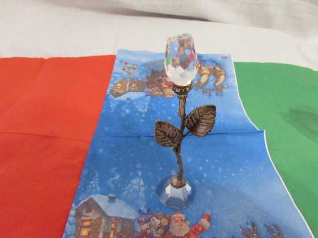 кристални фигурки на животни и синя стъклена бонбониера