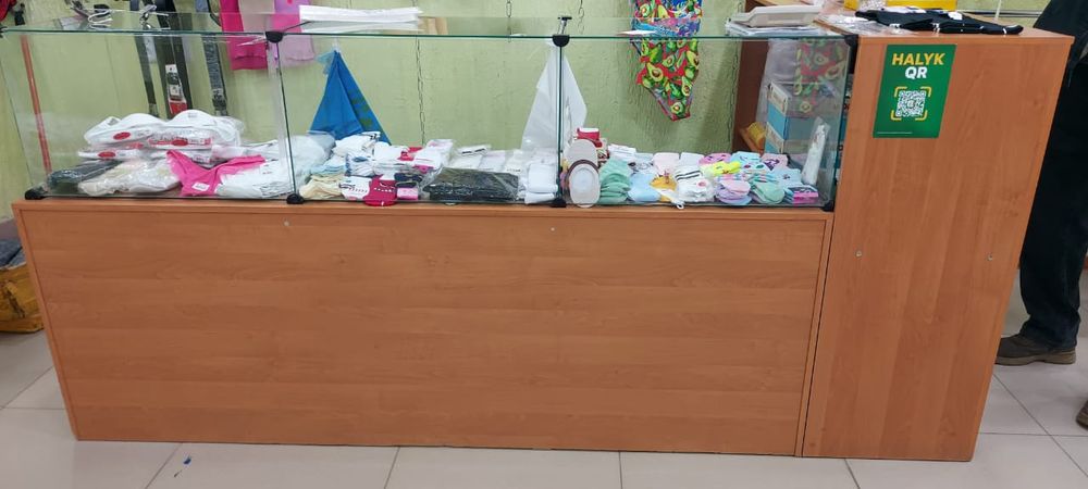 Торговые полки и тумбы.