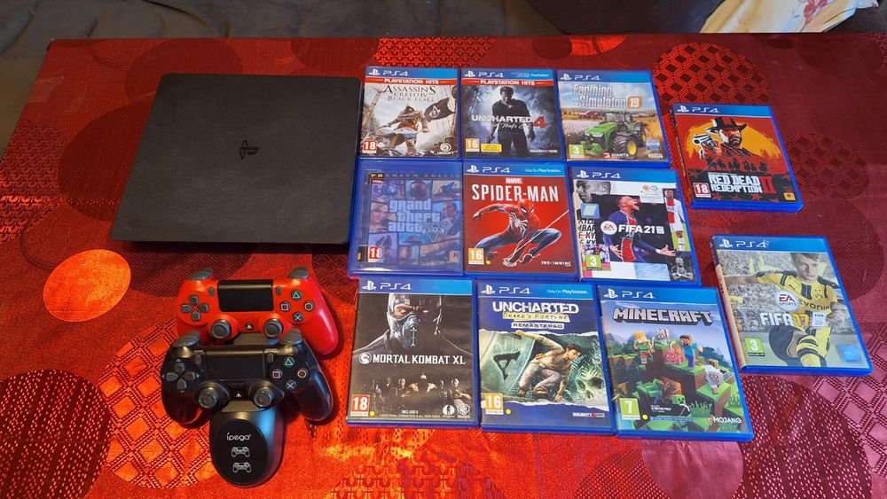 PS4 Slim + 2 controllere + 11 jocuri + stație de încărcare