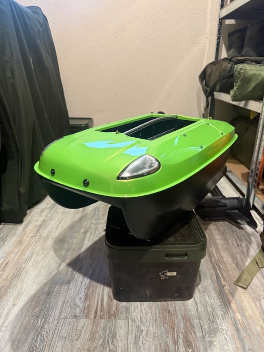 Шаранджийска лодка за захранка