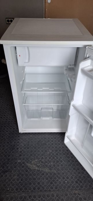 Малък хладилник с камера