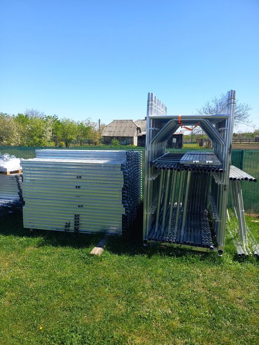 Popici metalici și schelă