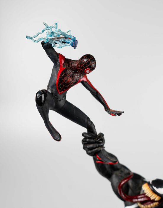 Spider-Man 2 PS5 Collectors edition Figurine Venom + hard case