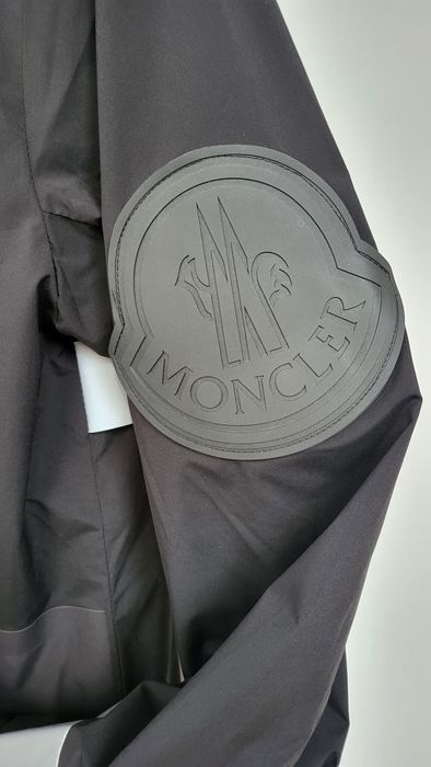Geacă Moncler neagră cu glugă, model modern, stare foarte bună