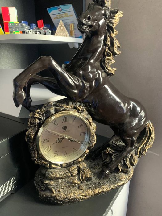 Лошадь часы сувинер