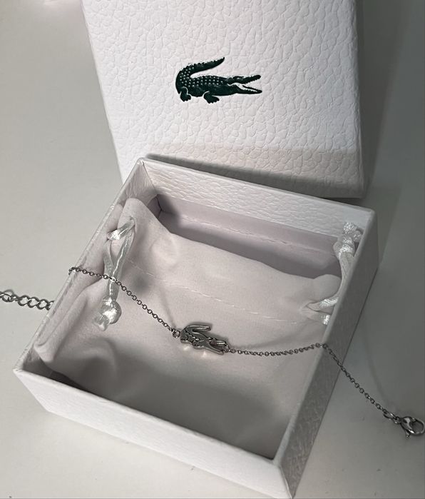 Женска гривна на Lacoste