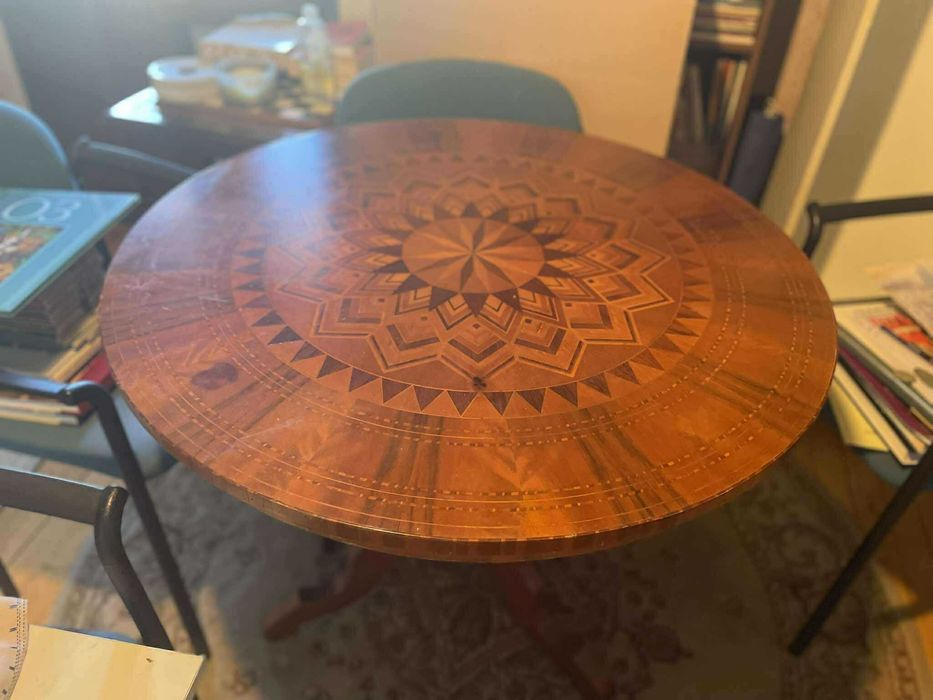 Дървена кръгла маса