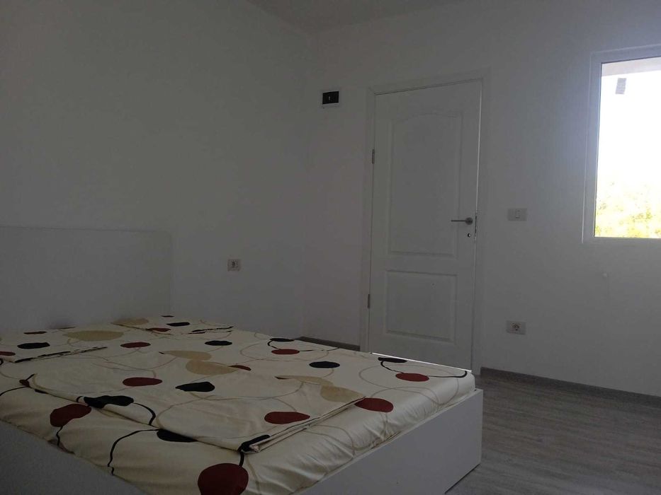 Camere la curte de inchiriat