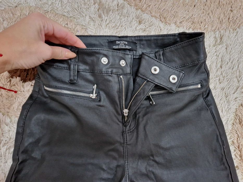 Дамски промазан черен панталон Bershka