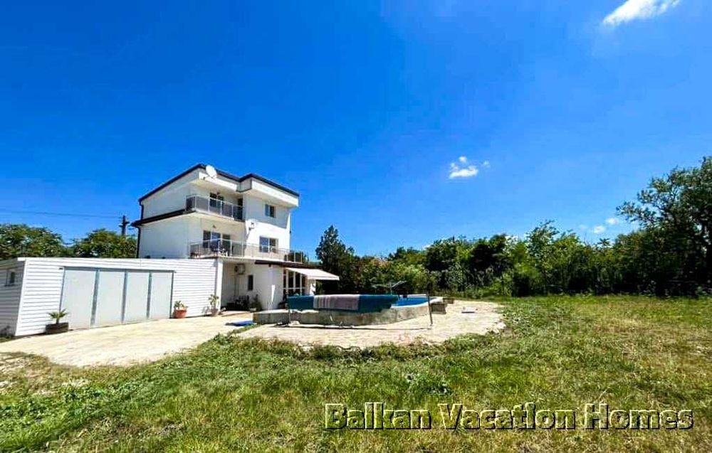 Триетажна къща с басейн и гледка море в Топола