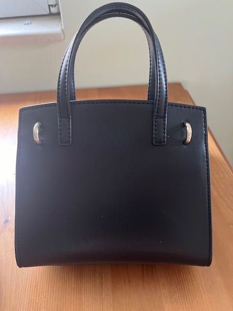 Черна компактна чанта на Guess