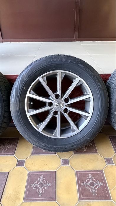 Продается диски шинами  215/60 R16