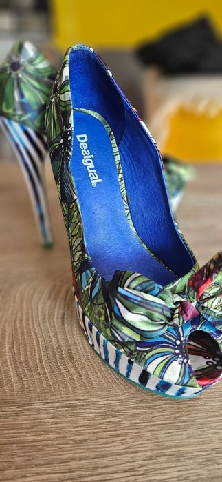 Обувки Desigual, от плат и кожа . Цветен и интересен модел.