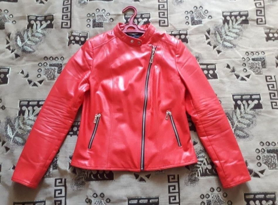 Продам яркую куртку