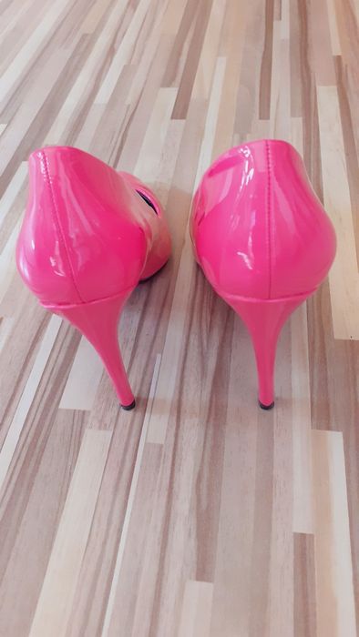 Продавам - Дамски лачени елегантни обувки - 35 номер