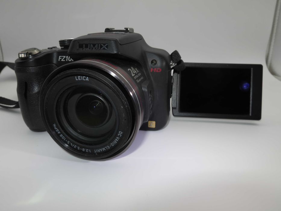 Panasonic Lumix DMC-FZ100 фотоапарат 24x Оптичен LEICA DC Vario-Elmarit, 14.1 MP MOS, Full HD 1080i, Въртящ се Екран с Чанта в Отлично Състояние