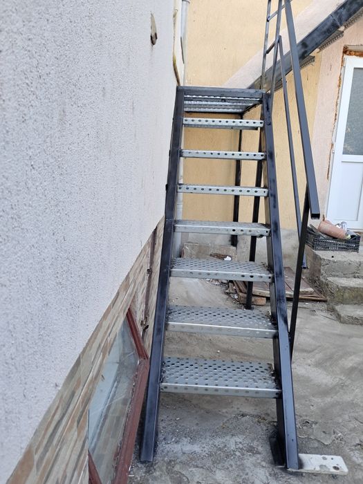 Executam scări metalice